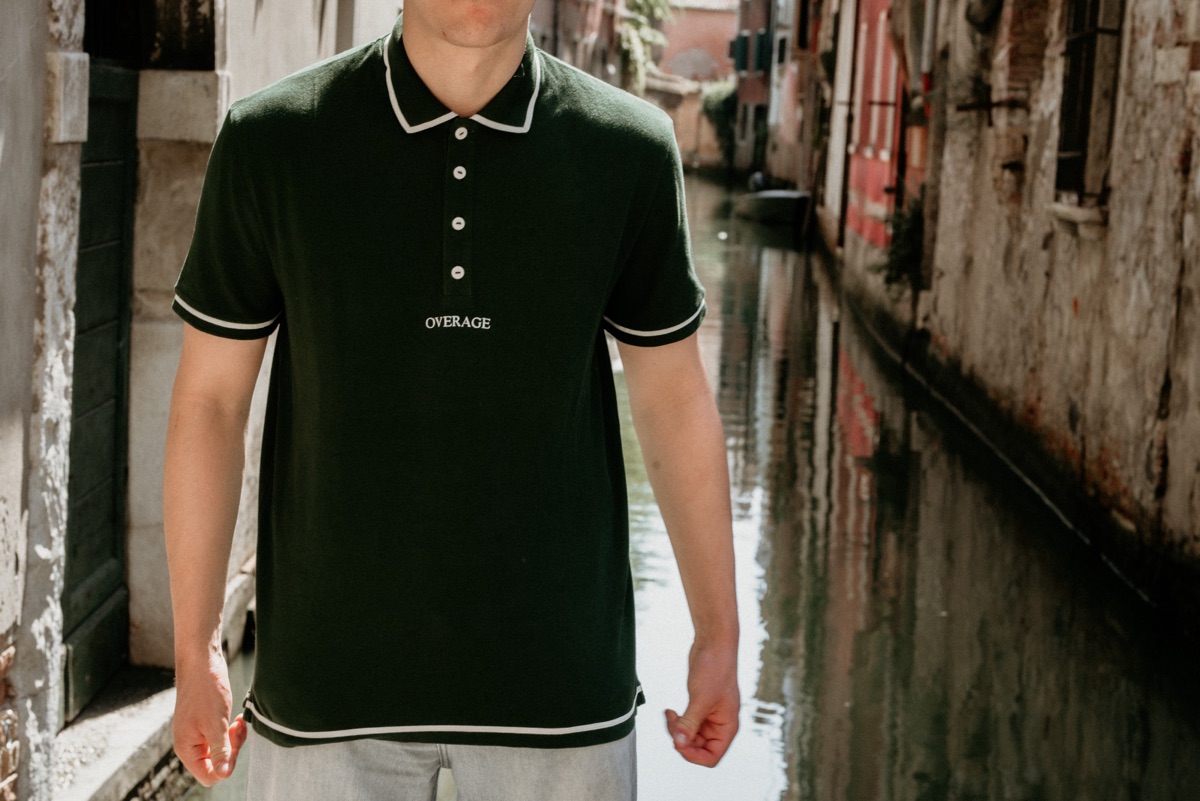 OVERAGE Polo in green, worn by a Venetian canal