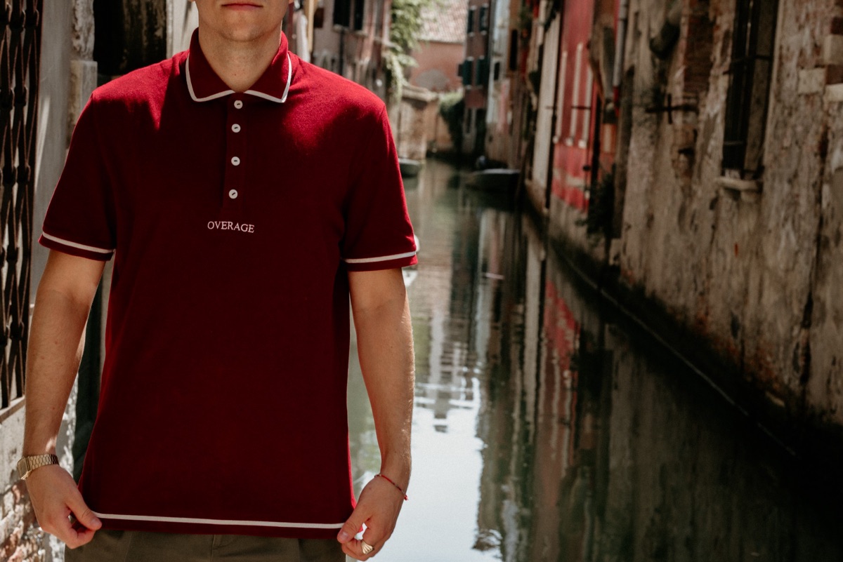 OVERAGE Polo in red, worn by a Venetian canal